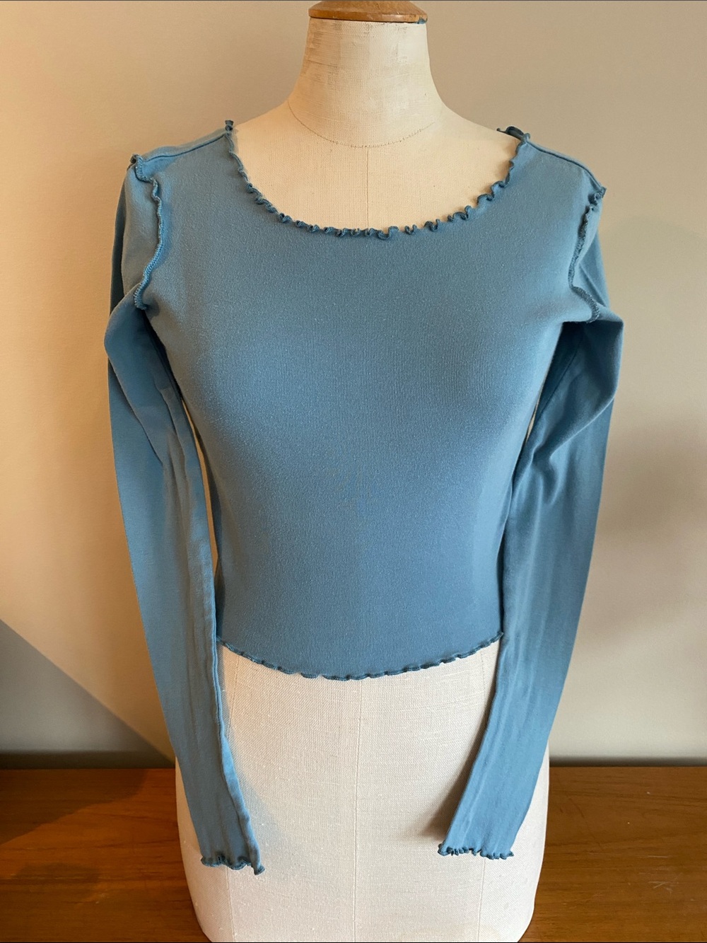 Vintage top of unknown brand and fabric in teal blue with baby serge edging. 🩵🩵🩵